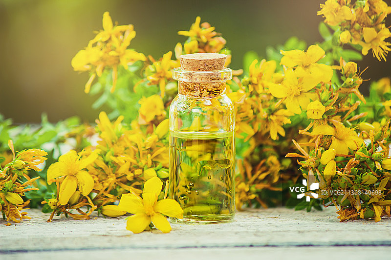 小瓶装圣约翰草酊剂图片素材