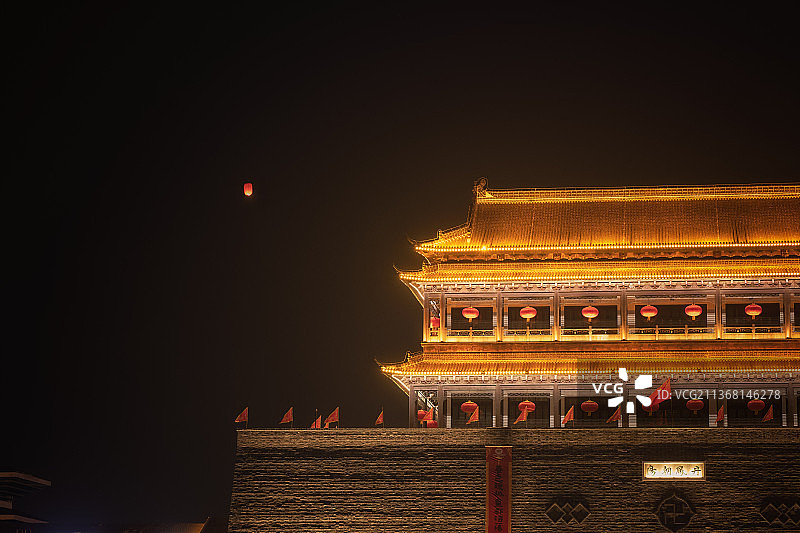 2022新春，凤阳钟楼放孔明灯图片素材