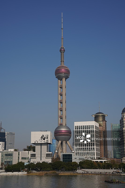 蓝天下东方明珠图片素材