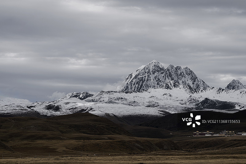 秋季四川甘孜州亚拉雪山自然风光图片素材