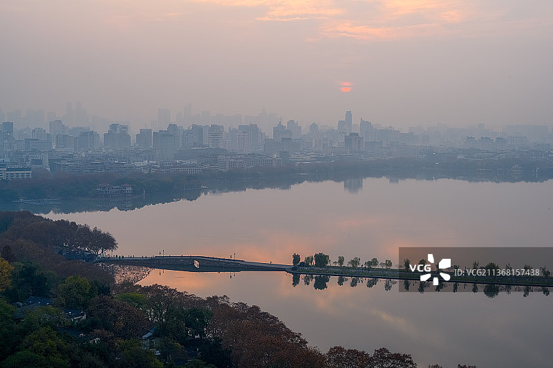 中国浙江杭州：夕阳下的建筑与河流美景，西湖图片素材