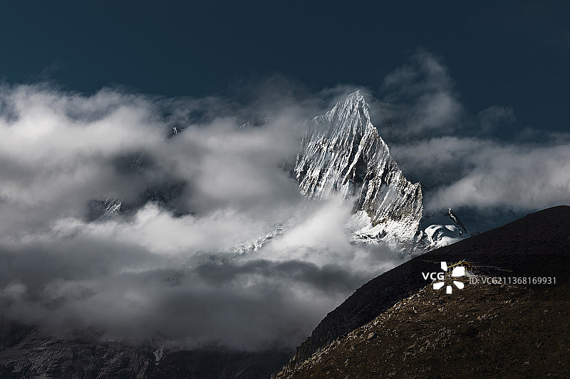 藏在深山人未识  终有时日露峥嵘图片素材