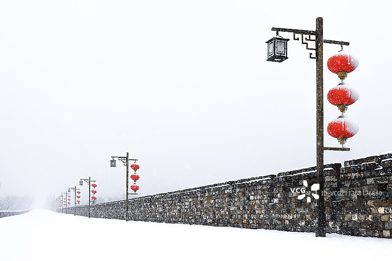 无人大雪红灯笼古城墙图片素材