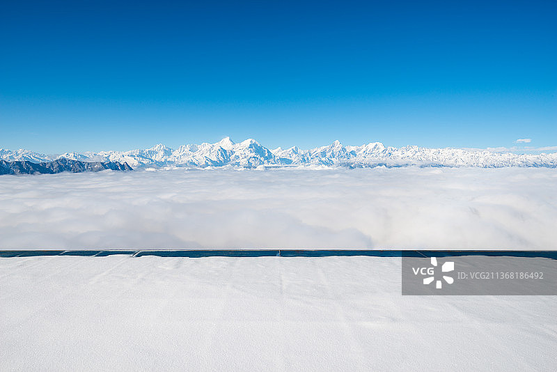 雪景地面与云海雪山背景概念图图片素材