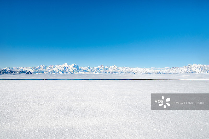 雪景地面与云海雪山背景概念图图片素材