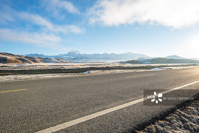 冬日草原上的公路图片素材