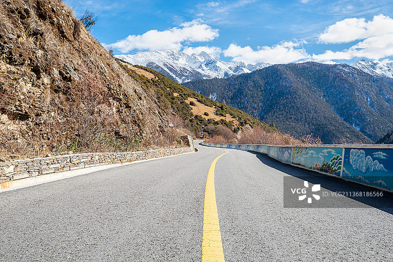 高山上的柏油路图片素材