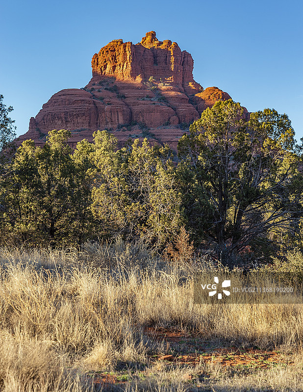 低角度岩石地貌，晴朗蓝天，美国亚利桑那州亚瓦派县图片素材