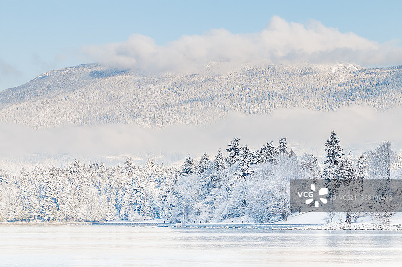 降雪过后，加拿大不列颠哥伦比亚省大温哥华地区雪山湖泊美景图片素材