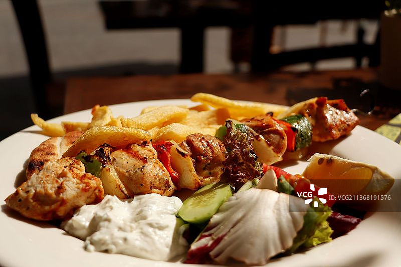 希腊美食：餐盘中的食物特写图片素材