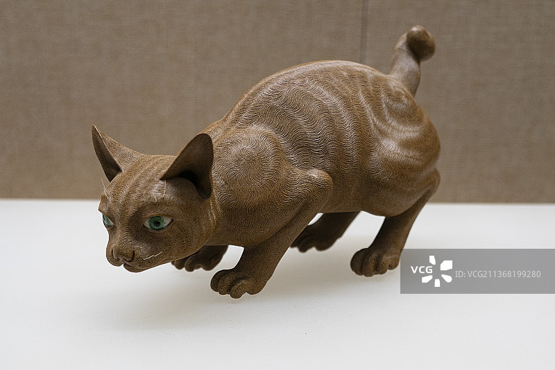 清代嘉庆年间石湾窑黄柄塑素胎金丝猫图片素材