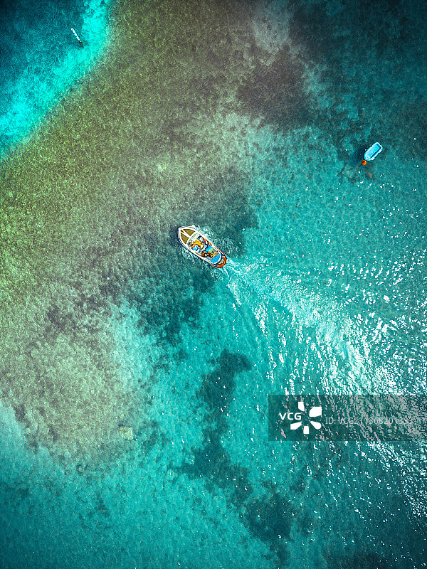 加尔达湖的船上生活，托斯科拉诺-马德尔诺海中船只的航拍图，意大利伦巴第图片素材