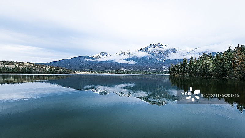 加拿大贾斯珀金字塔湖雪山湖泊风光图片素材