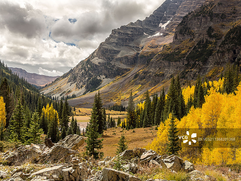 火山口湖科罗拉多州秋色：美国阿斯本山脉的壮丽景色图片素材