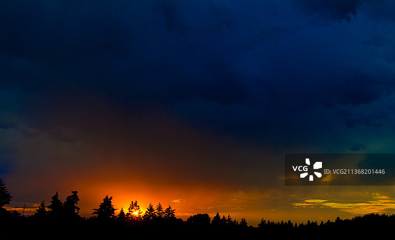 在黑暗宁静前给天空上色图片素材