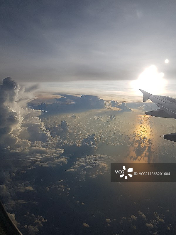 日出时分，飞机飞越日落景观的航拍图图片素材
