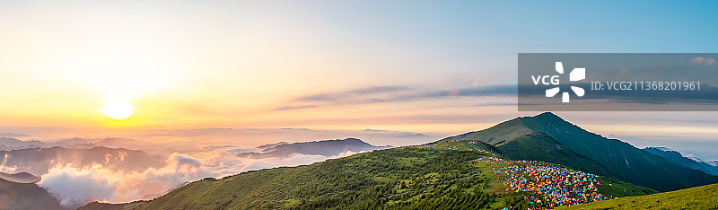 中国河北省张家口市，著名旅游景点，海坨山风景区，从山顶看第二天的日出全景图图片素材