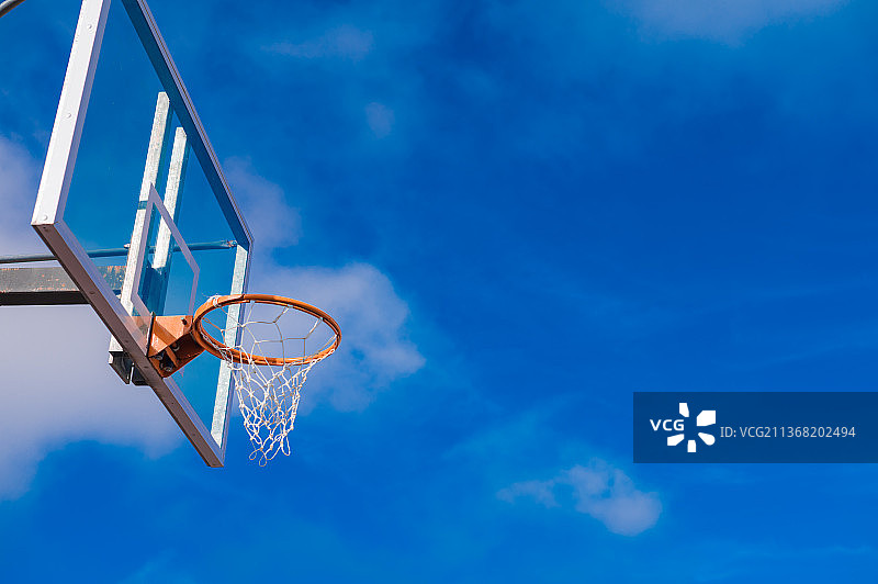 南非马汉达，晴朗蓝天下篮球框的低角度景观图片素材