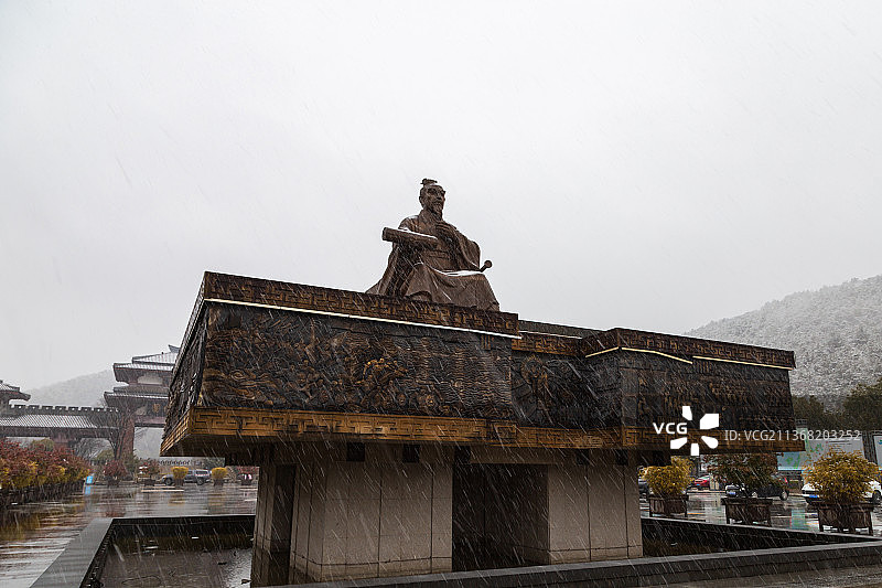 江苏苏州市穹窿山景区孙武文化园冬季雪景下的孙武雕像特写图片素材