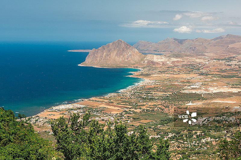 西西里海岸风光：特拉帕尼埃里切海景和山脉图片素材