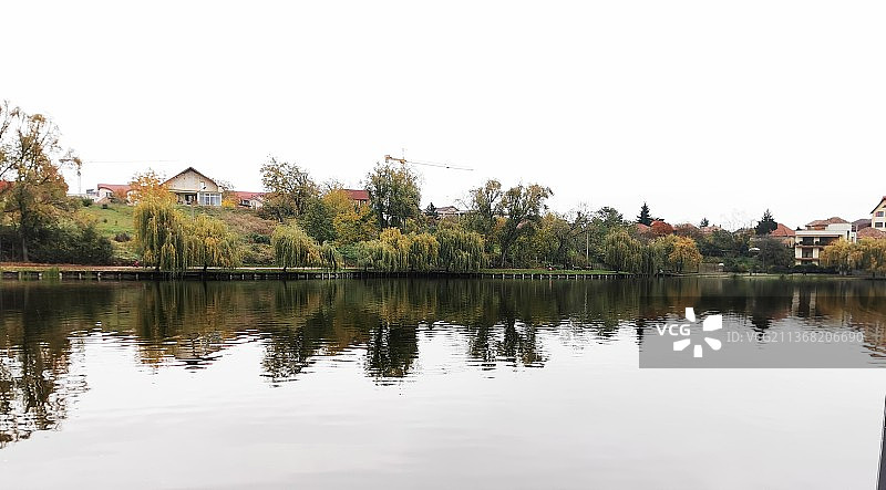 城市湖泊：建筑旁的湖泊风景图片素材