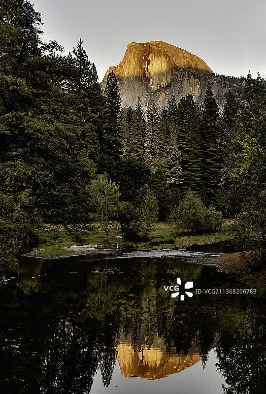 美国加利福尼亚州约塞米蒂山谷湖泊树木风光图片素材