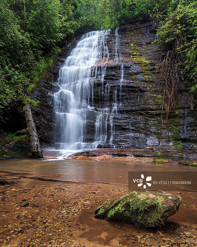 奥科尼县上瀑布溪瀑布，美国南卡罗来纳州奥科尼县图片素材