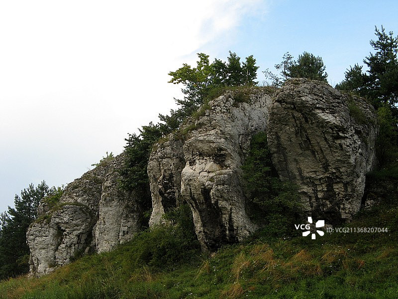 对天空的低角度的岩层视图图片素材