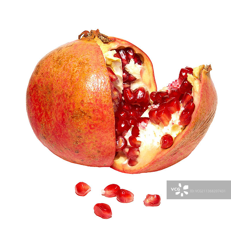 白色背景上分离的红色石榴和石榴籽图片素材