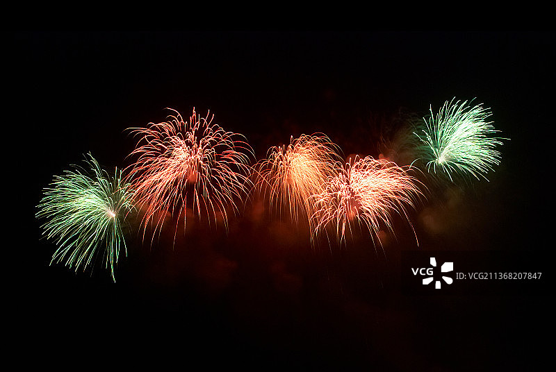 敬礼和美丽的烟花，夜间烟花表演的低角度视图图片素材