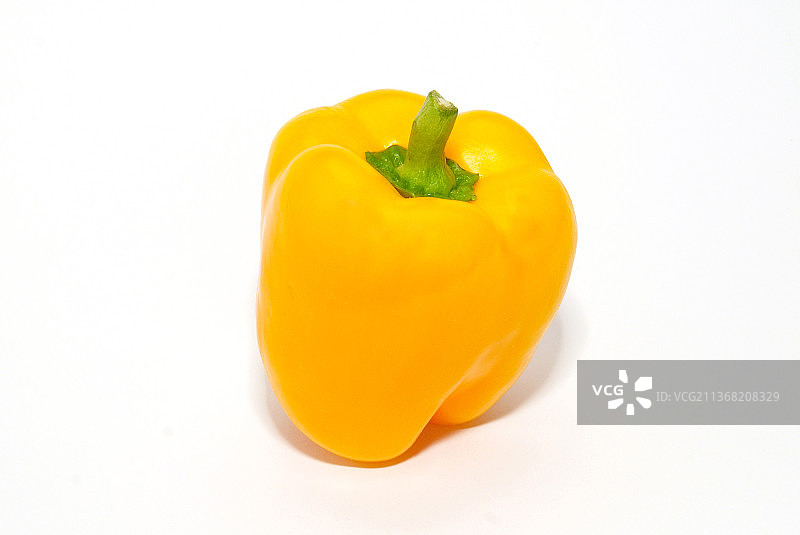 白色背景上孤立的黄色辣椒特写图片素材