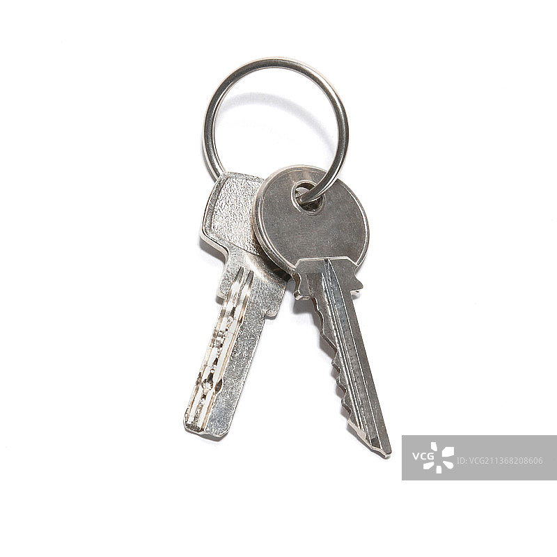 白色背景上的两把银色钥匙特写图片素材