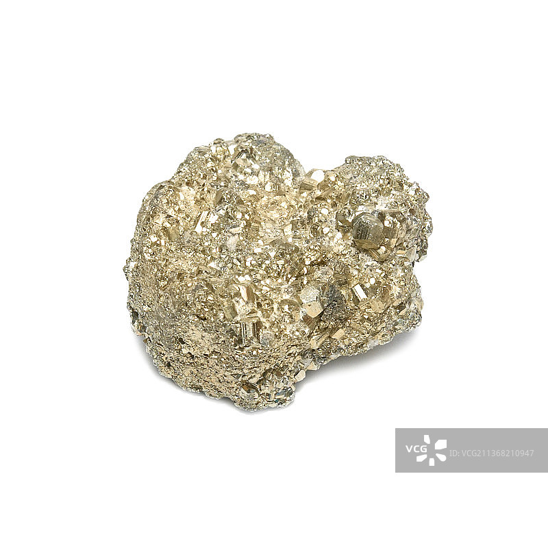 心形岩石上的黄铁矿石特写，白色背景图片素材