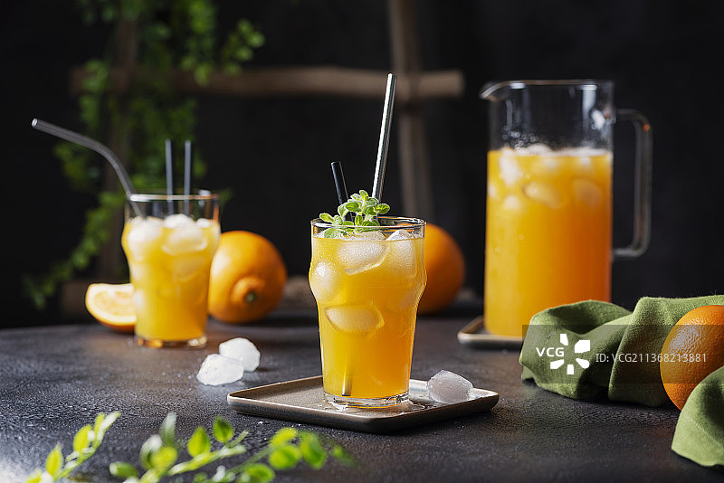 新鲜的夏季橙汁饮品特写图片素材