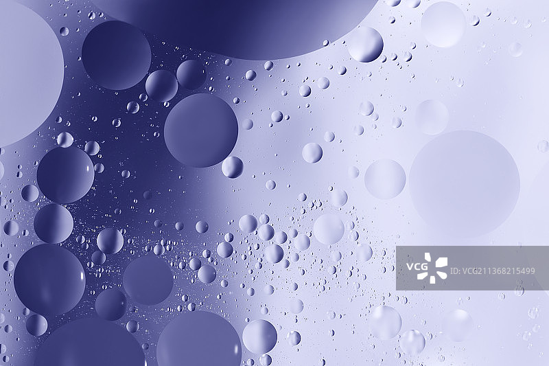紫色背景上的气泡油图片素材