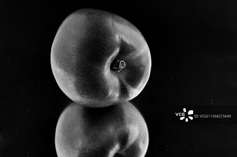 黑色背景下的鸡蛋特写图片素材