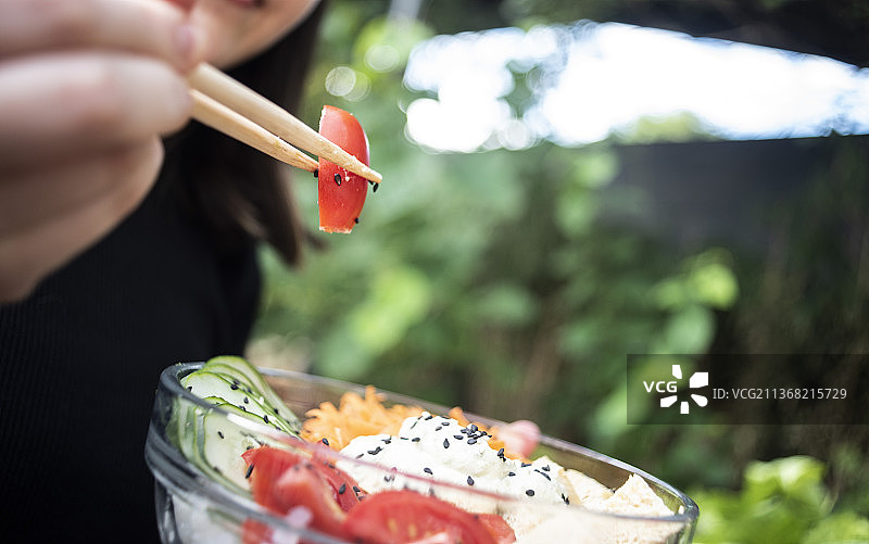 阿根廷健康食品，食用食物的妇女图片素材