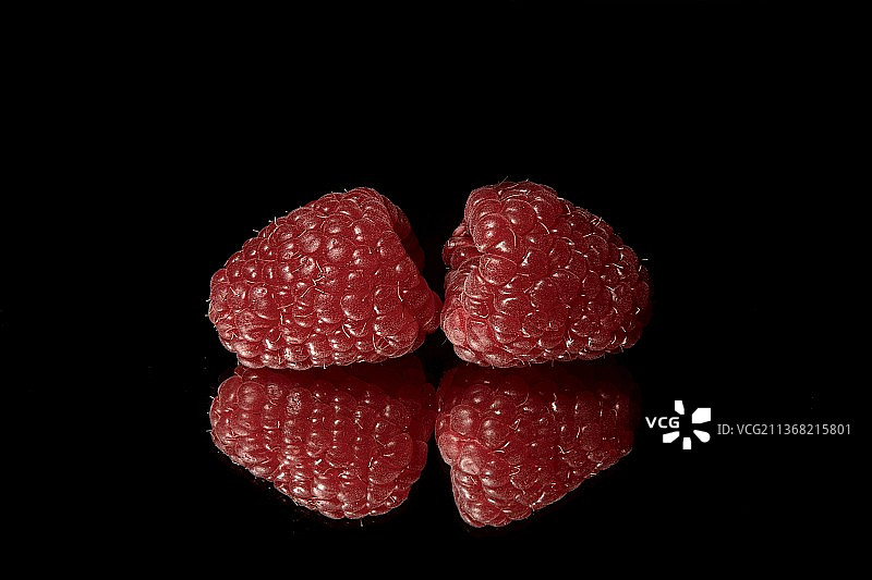 黑色背景下的覆盆子特写图片素材