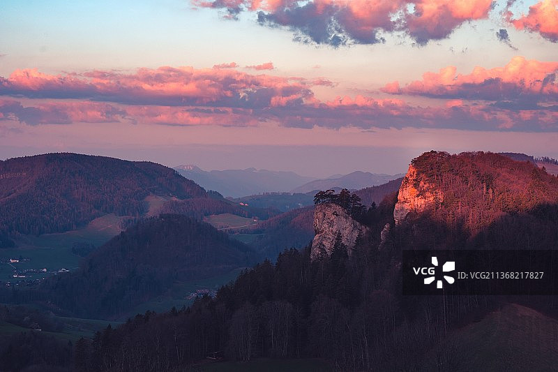 日落时分瑞士朗根布鲁克山脉的壮丽景色图片素材