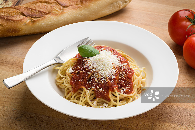 木质表面白色碗中的意大利 marinara 面图片素材