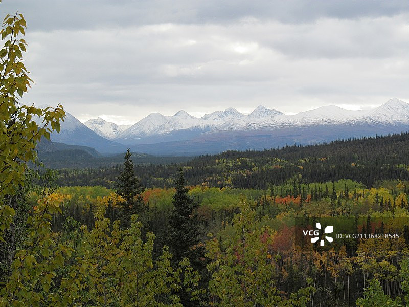 美国阿拉斯加秋景：山脉与天空图片素材