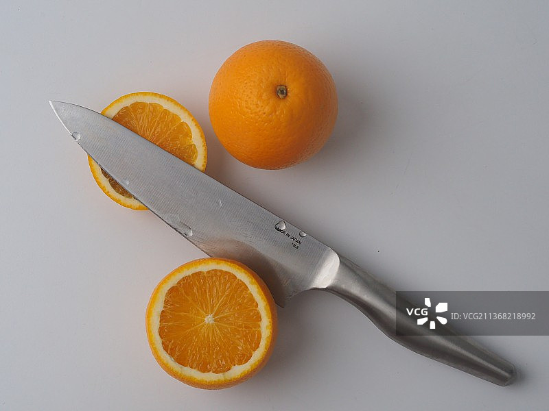 砧板上橙子切片特写，白色背景，新加坡图片素材
