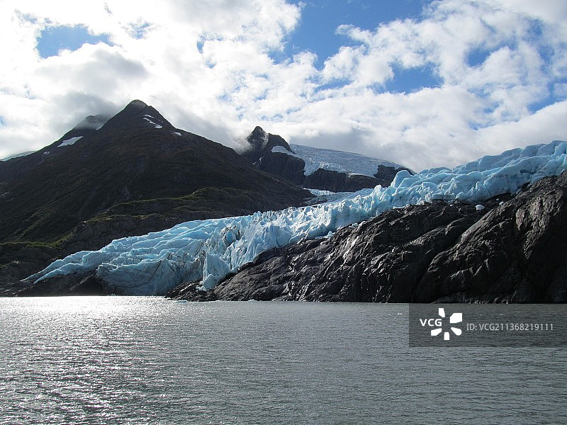 美国阿拉斯加州威蒂尔港口冰川的壮丽海景和山景图片素材