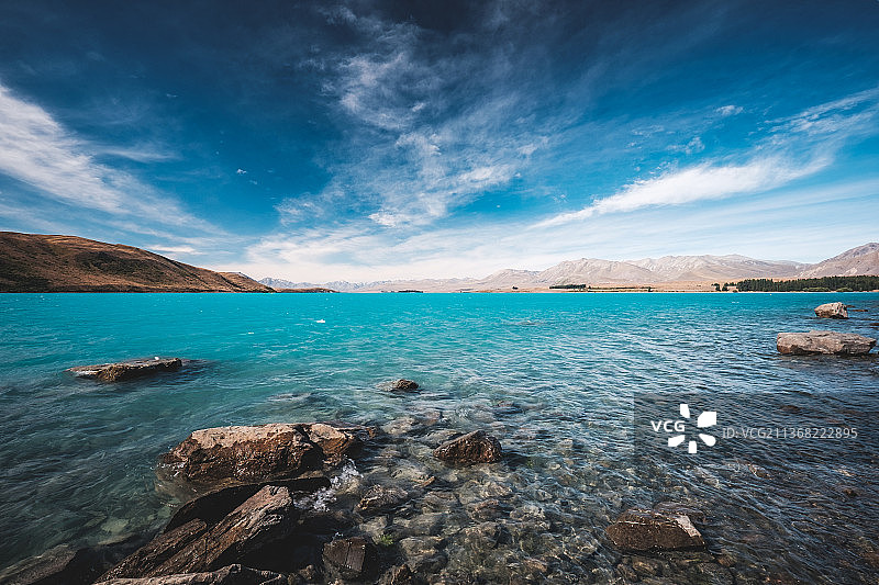 新西兰蒂卡普湖海景风光，蓝天白云图片素材