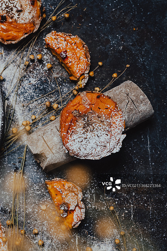 小胡萝卜蛋糕，桌子上放置的面包图片素材