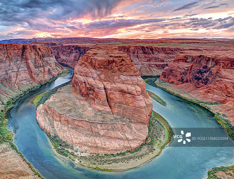 马蹄湾的风景，背景是多云的天空，佩吉，亚利桑那州，美国图片素材