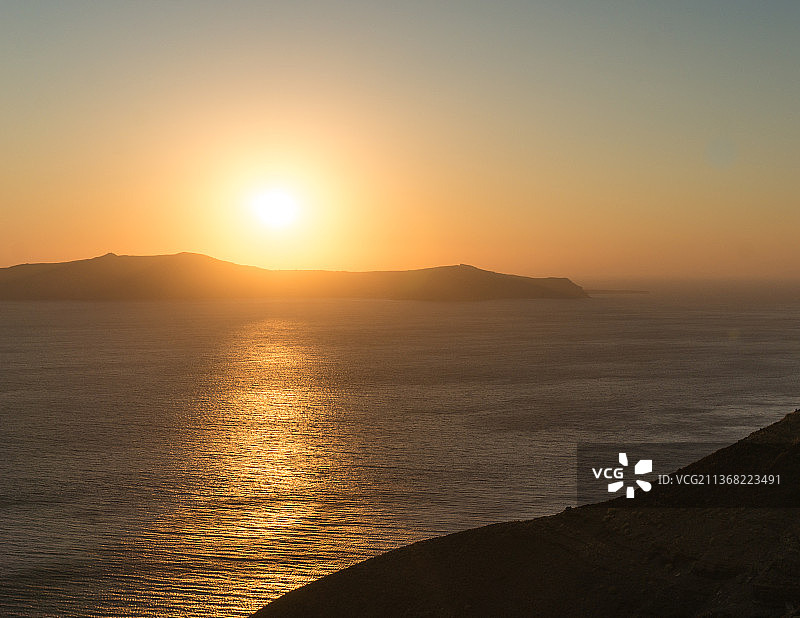 希腊锡拉日落时分的壮丽海景图片素材