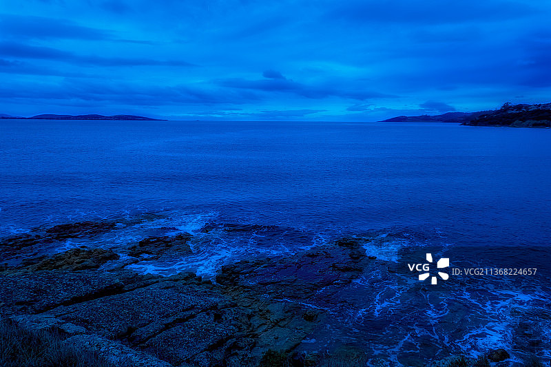 澳大利亚塔斯马尼亚州布莱克曼斯湾的阴天海景图片素材