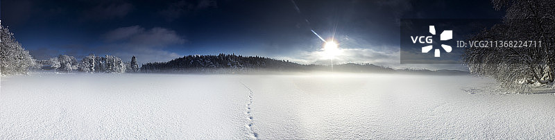 冬季湖泊：瑞典埃斯基尔斯比和斯努加的雪景全景图片素材