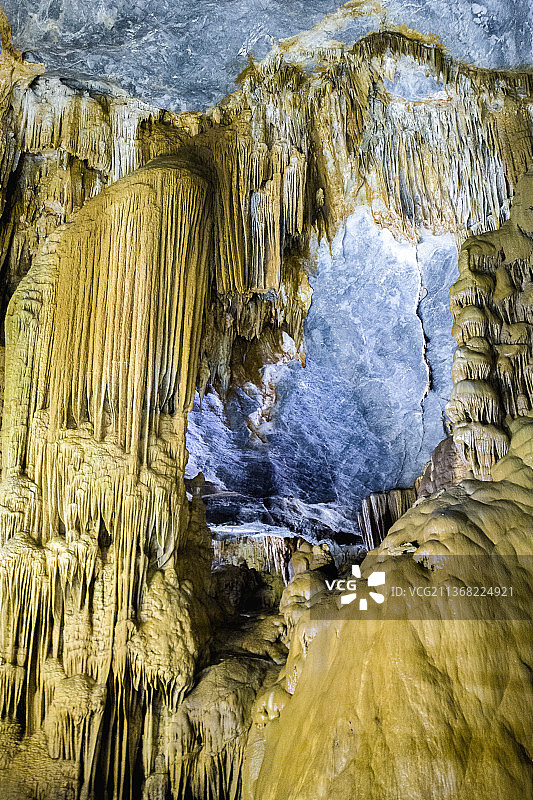 蓝色古老岩石洞穴风光，越南图片素材